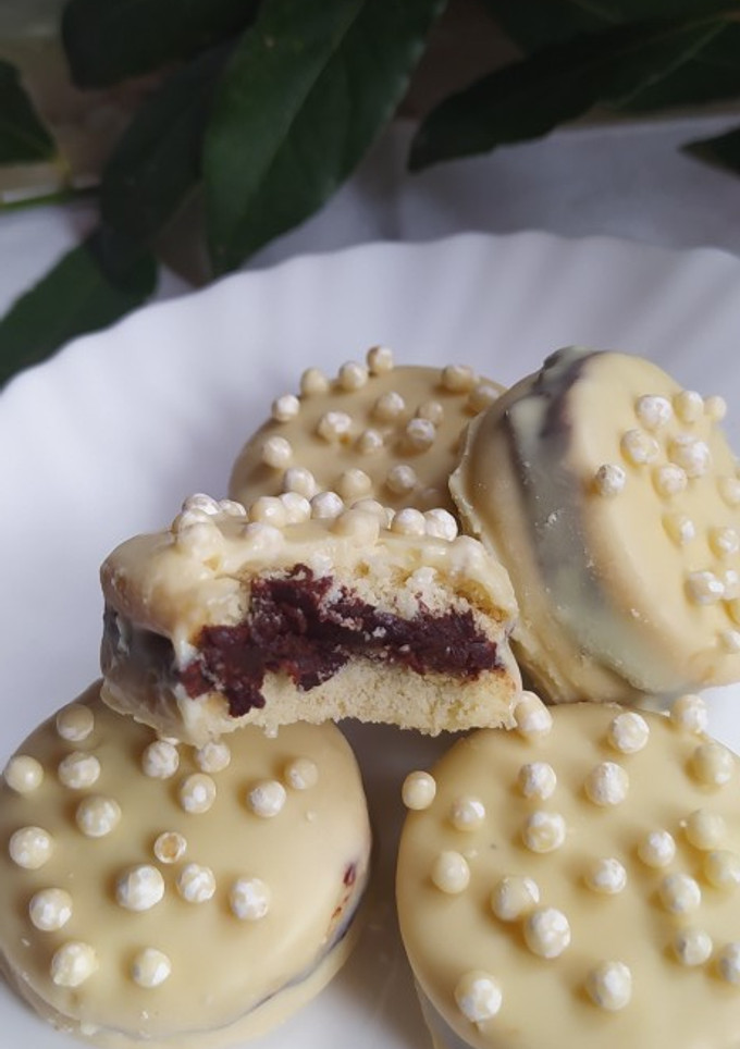 Una foto de Alfajorcitos Con Relleno de Dulce De Leche Y Chocolate