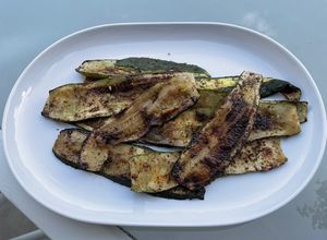 Une photo de Courgettes grillées aux épices zaatar et piment d’espelette