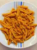 Pasta con ragù di funghi e verdure, con robiola e zafferano