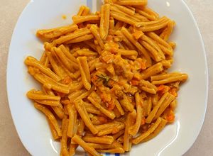Foto di Pasta con ragù di funghi e verdure, con robiola e zafferano