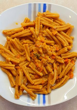 Foto di Pasta con ragù di funghi e verdure, con robiola e zafferano