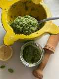 Pesto de albahaca y piñones, en el mortero