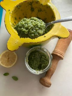 Una foto de Pesto de albahaca y piñones, en el mortero