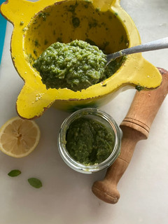 Una foto de Pesto de albahaca y piñones, en el mortero
