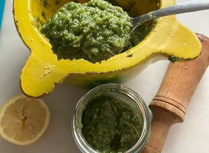 Foto principal de Pesto de albahaca y piñones, en el mortero