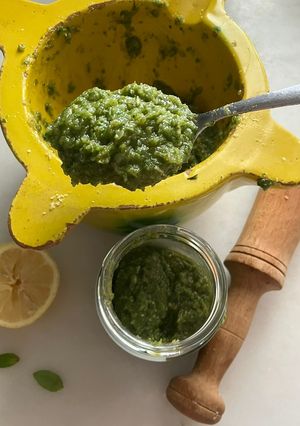 Una foto de Pesto de albahaca y piñones, en el mortero