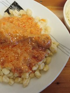 Paprikás csirke nokedlivel és káposztasalátával recept fotója