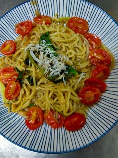 蒜香小番茄布拉魚炒麵 的食譜成品照片