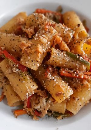 Una foto de Rigatoni con verduras y huevo a la soja