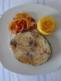 Una foto de Bonito a la plancha, pimientos salteados y mini cubo de patata al horno