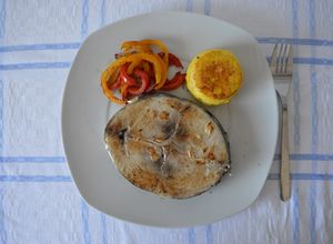Foto principal de Bonito a la plancha, pimientos salteados y mini cubo de patata al horno