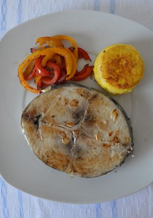 Foto principal de Bonito a la plancha, pimientos salteados y mini cubo de patata al horno
