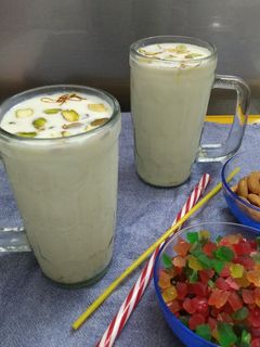 કાજુ બદામ મિલ્કશેક (Cashew Almond Milkshake Recipe In Gujarati) રેસીપી મુખ્ય ફોટો