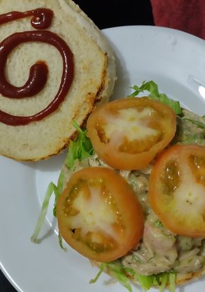 Una foto de Sándwich🧅🥯de pollo🥐🥛cremoso🥪🍗🍎