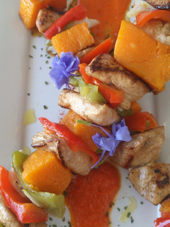 Una foto de Brocheta de pollo y calabaza