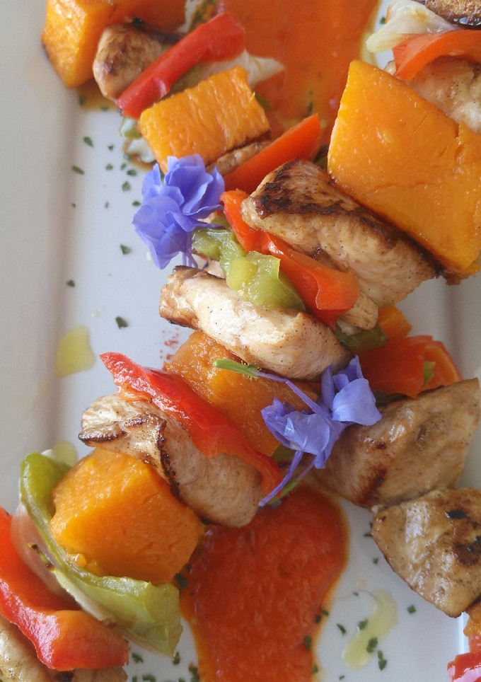 Una foto de Brocheta de pollo y calabaza