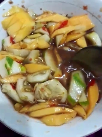 Cara Mudah Menyiapkan Resep  Rujak timun + mangga kuah terasi ekonomis yang Bikin Ngiler, Lezat