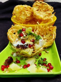 आलू लच्छा कटोरी चाट(aloo lachha katori chaat recipe in hindi) रेसिपी मुख्य फोटो
