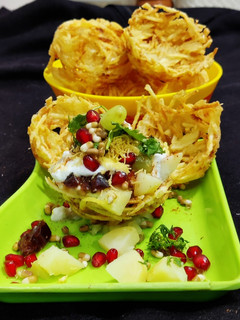 आलू लच्छा कटोरी चाट(aloo lachha katori chaat recipe in hindi) रेसिपी मुख्य फोटो