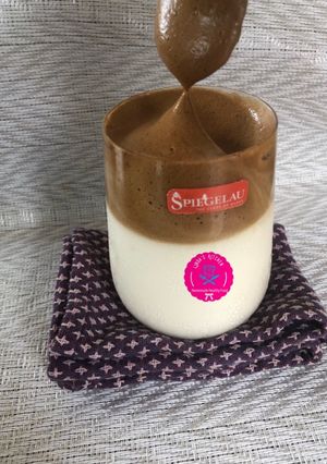Hình của món Dalgona Coffee.