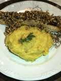Salmão com crosta de castanha servido com purê de mandioquinha