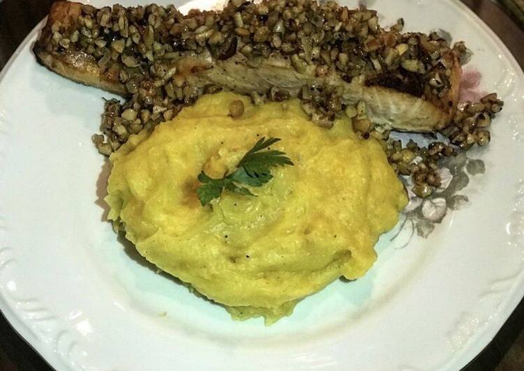 Salmão com crosta de castanha servido com purê de mandioquinha - Tudogosreceitas