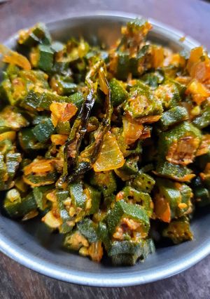भेंडीची भाजी (bhendi chi bhaji recipe in marathi) रेसिपी चे मुख्य फोटो 