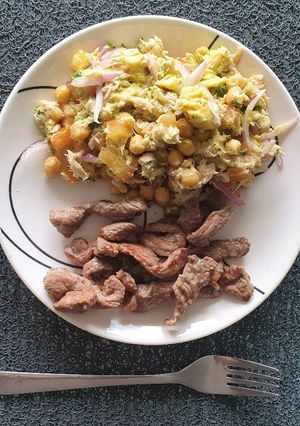 Una foto de Ensalada de atún con garbanzo