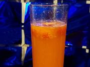Una foto de ponche con frutos rojos