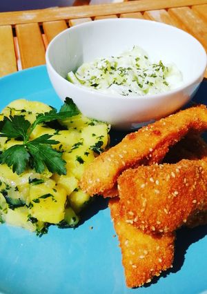 Szezámmagos csirkemellcsíkok hagymás- petrezselymes burgonyával recept fotója