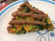 Una foto de carne de res con vegetales
