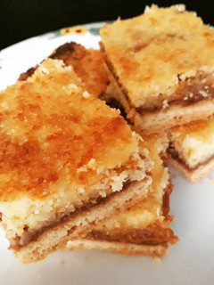 Una foto de Cuadraditos de coco y dulce de leche