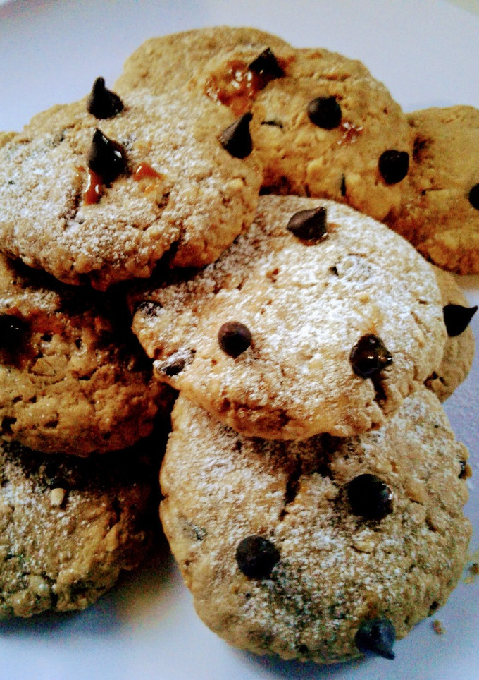 Una foto de Galletitas de algarroba y chips de chocolate
