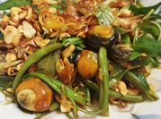 A picture of hột vịt lộn xào me