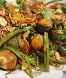 hột vịt lộn xào me