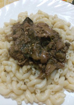Фото Куриная печень с макаронными изделиями.