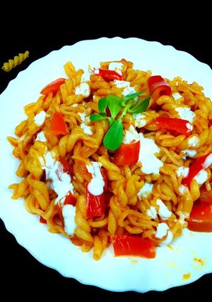 क्रिमी मिक्स ओमानी स्टाईल पास्ता (pasta recipe in marathi) रेसिपी चे मुख्य फोटो 