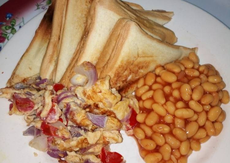 Toasted Bread with Fried Eggs and Baked Beans
