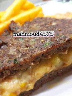 صورة لوصفة لحمة بالصينية بالخضار والجبنة