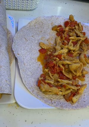 Csirke fajitas teljes kiőrlésű tortillával recept fotója