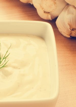 Joghurtos fokhagymás öntet recept fotója