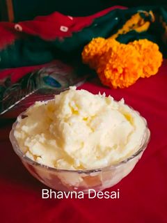 होममेड बटर(Homemade butter recipe in Hindi) रेसिपी मुख्य फोटो