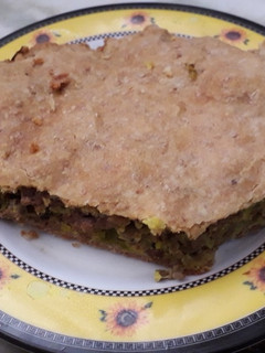 Una foto de Tarta de carne, puerro y cebolla de verdeo