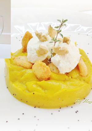 Foto di Mousse di zucca con ricotta e crumble al parmigiano