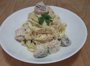O poză a rețetei Tagliatelle cu creveți, ciuperci și smântână.