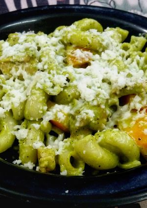 A picture of One Pan Garlic Pesto Chicken Pasta.