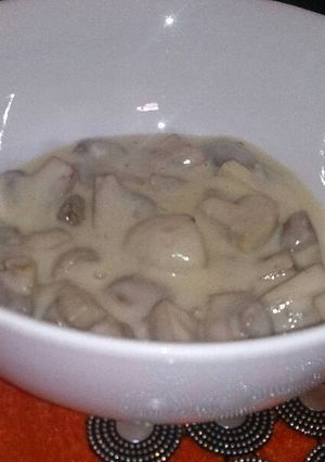 A picture of Creamy mushrooms .