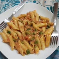 A picture of Red and white sauce pasta.