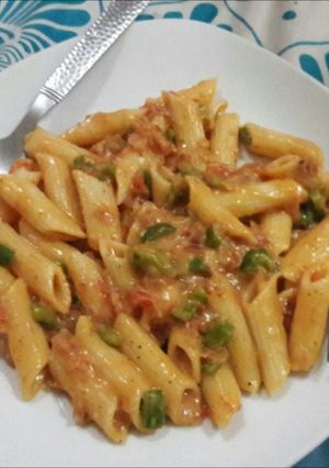 A picture of Red and white sauce pasta.