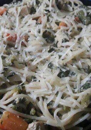 Una foto de Fideos con salsa de vegetales y crema